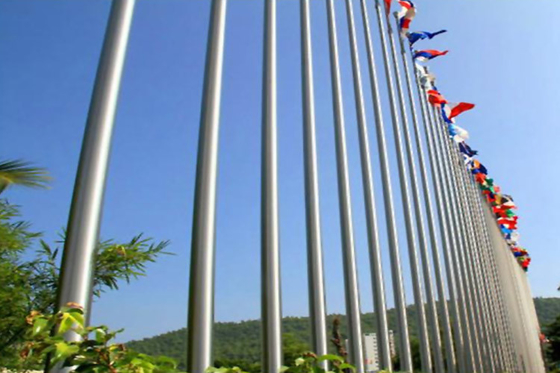 Cina Berbagai Bentuk Tiang Bendera Stainless Steel Untuk Kotak Kota / Terminal Pabean / Stadion pemasok