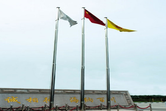 Cina Tiang Bendera Ditarik Luar Ruangan Bahan Kekuatan Tinggi Warna Tersedia pemasok